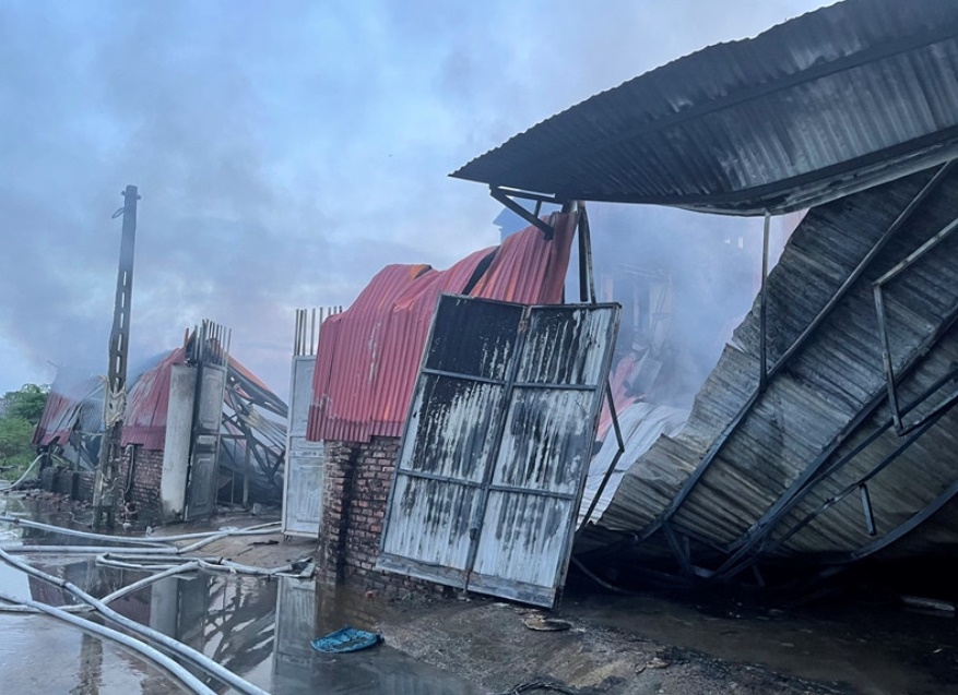 chay xuong chan ga o ha noi khoi lua boc len ngun ngut 3 nguoi bi thuong2 chay xuong chan ga o ha noi khoi lua boc len ngun ngut 3 nguoi bi thuong2