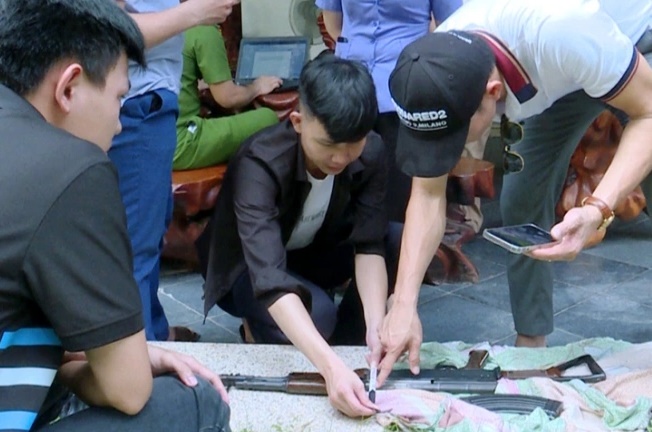hai giam doc doanh nghiep o ha tinh dung sung noi chuyen no nan2