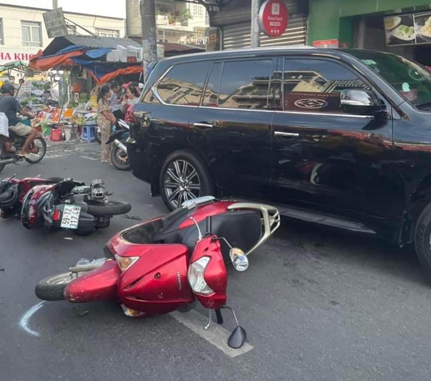 hien truong vu o to dam 5 xe may dang dung mua nuoc mia nhieu nguoi bi thuong