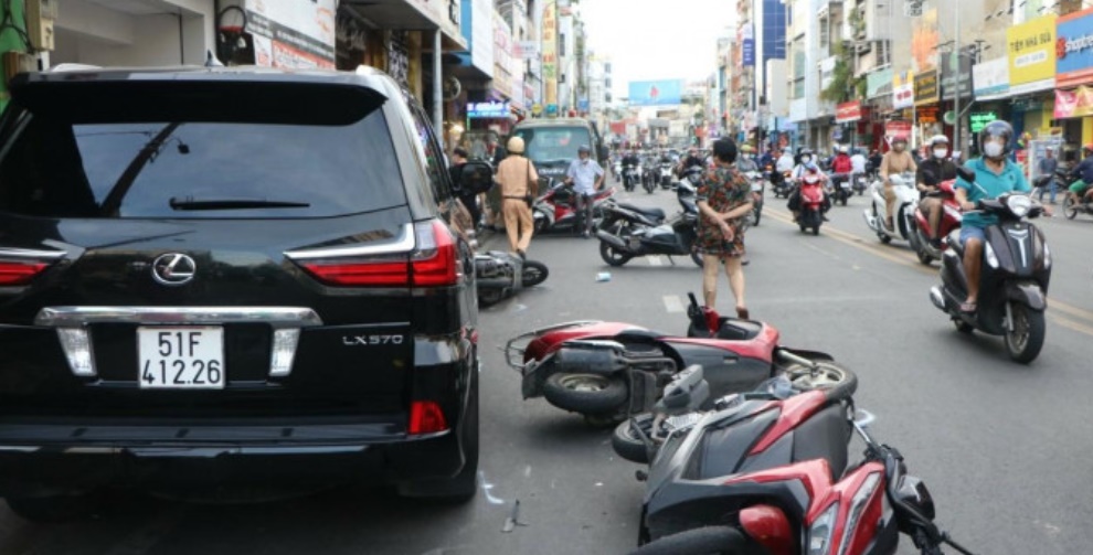 hien truong vu o to dam 5 xe may dang dung mua nuoc mia nhieu nguoi bi thuong2