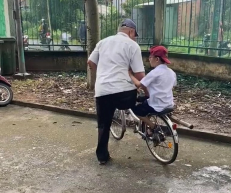 khoanh khac cu ong mat mot chan dap xe don chau tan hoc don tim dan mang1 khoanh khac cu ong mat mot chan dap xe don chau tan hoc don tim dan mang1