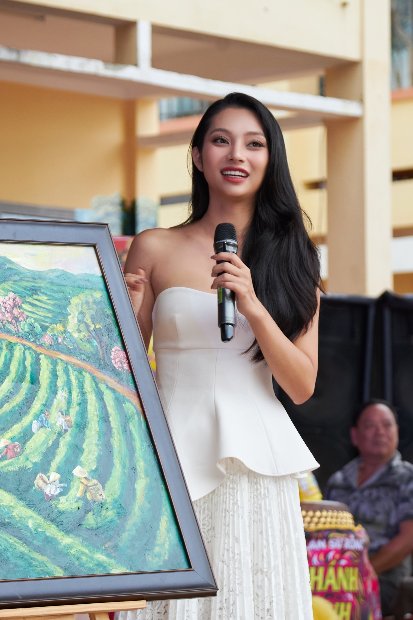 lam thu hong mac vay trang xinh nhu chi hang trao qua trung thu cho cac em nho o lam dong2 lam thu hong mac vay trang xinh nhu chi hang trao qua trung thu cho cac em nho o lam dong2