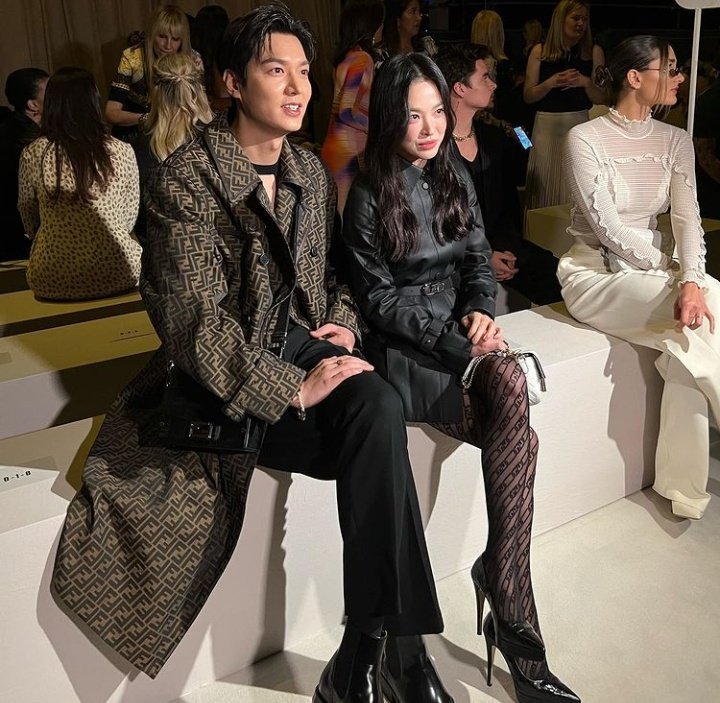 lee min ho ngoi canh song hye kyo khoanh khac gap doi nhan sac gay nao loan showbiz2 lee min ho ngoi canh song hye kyo khoanh khac gap doi nhan sac gay nao loan showbiz2