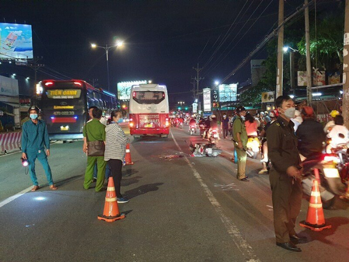 co gai nga bi can tu vong sau va cham voi xe khach o binh duong co gai nga bi can tu vong sau va cham voi xe khach o binh duong