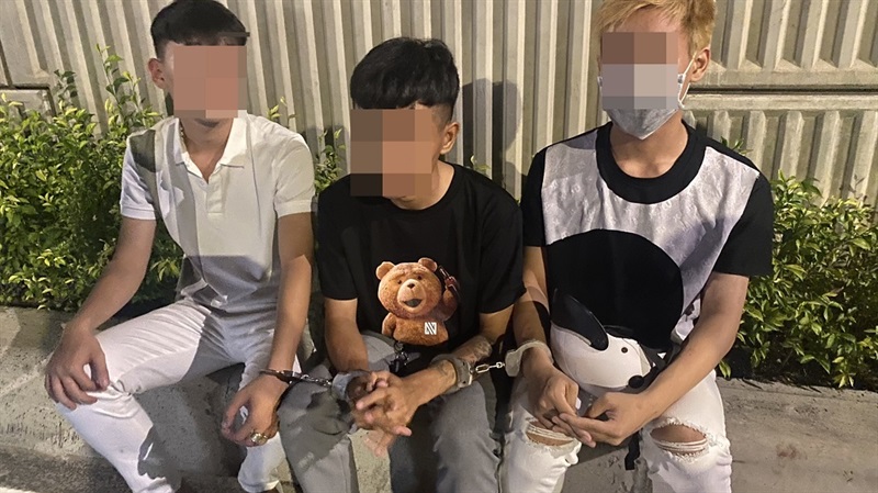 nhom thanh nien co hoi men di xe kep 3 tong vao canh sat