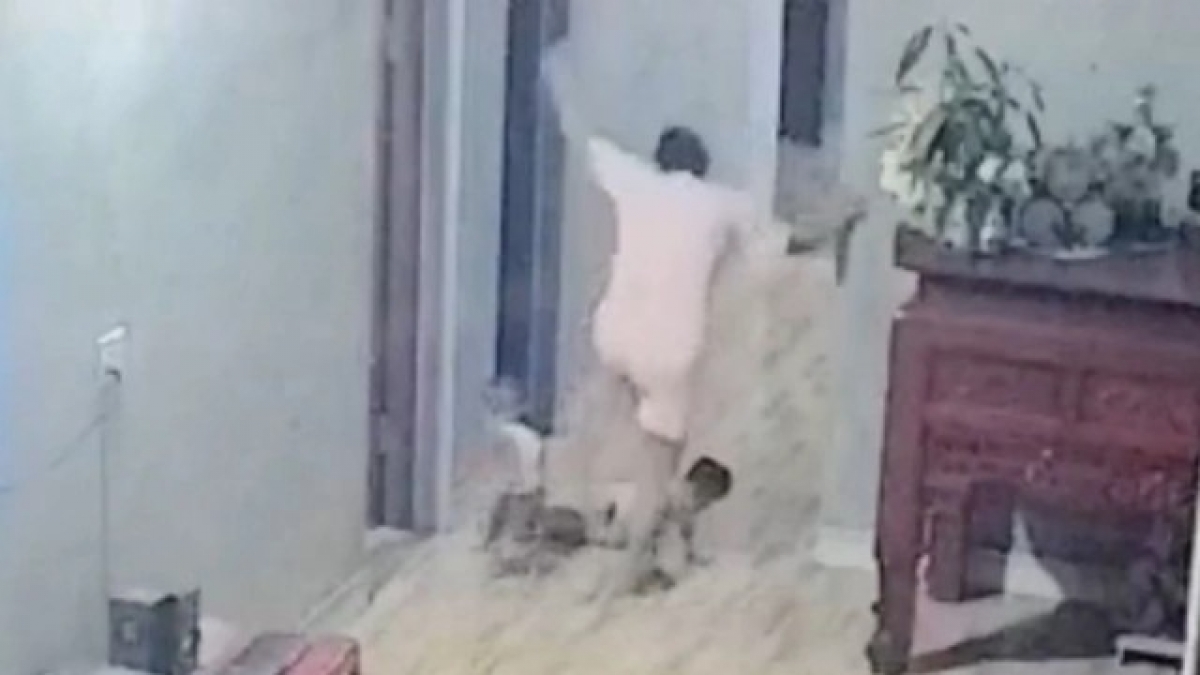 vu me dap gay chan con vi lam mat chia khoa co dau hieu tram cam sau sinh