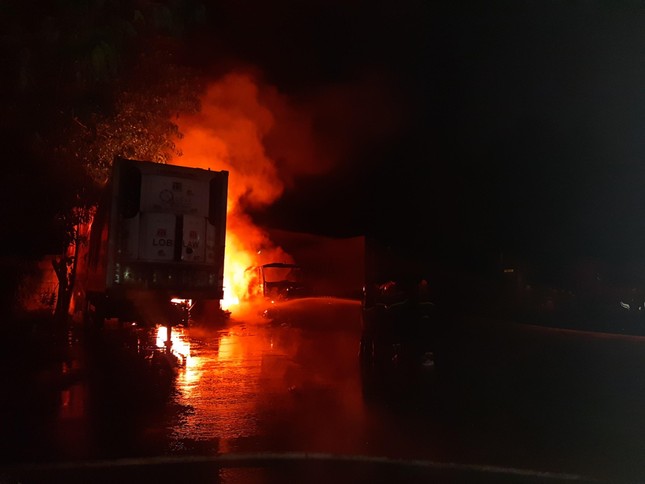 hien truong vu chay 3 xe container co chua vo binh gas dspl 2 hien truong vu chay 3 xe container co chua vo binh gas dspl 2