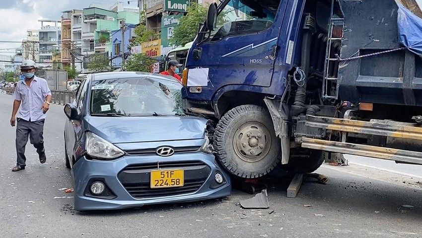 tphcm xe ben tong nat dau oto hai phuong tien dinh chat vao nhau 1