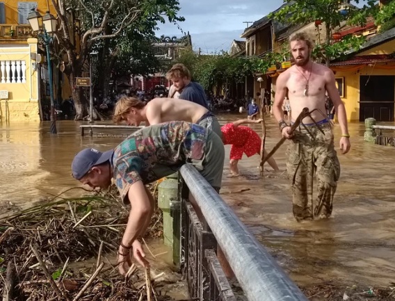 khach nuoc ngoai don rac sau lu o hoi an muon gop suc de thanh pho xinh dep tro lai 1