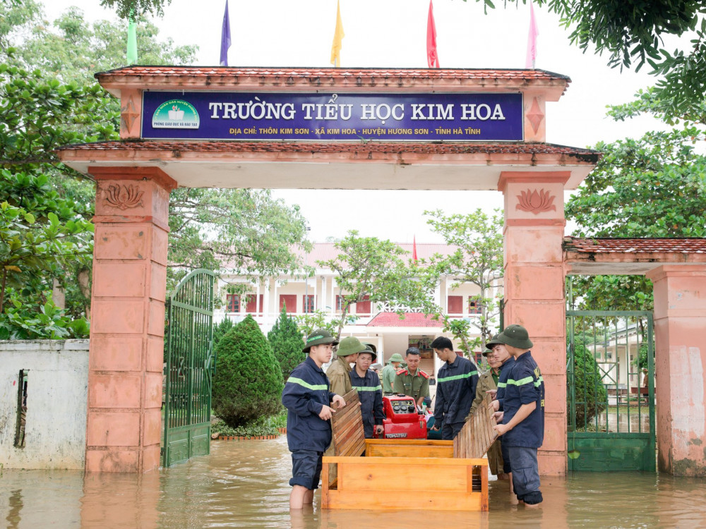 cong an cung giao vien loi bun hoi ha don truong hoc sau khi lu rut dspl 1