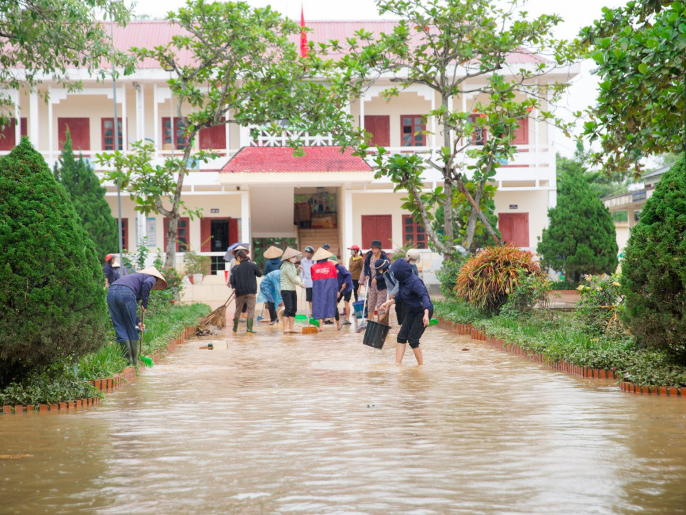 cong an cung giao vien loi bun hoi ha don truong hoc sau khi lu rut dspl 3