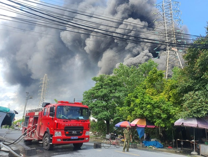 hai phong chay lon tong kho hang cot khoi cao hang chuc met 4 hai phong chay lon tong kho hang cot khoi cao hang chuc met 4