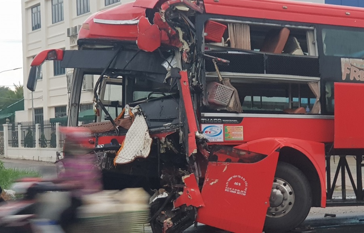 hien truong vu xe khach tong vao duoi xe bon khien 9 nguoi bi thuong 2