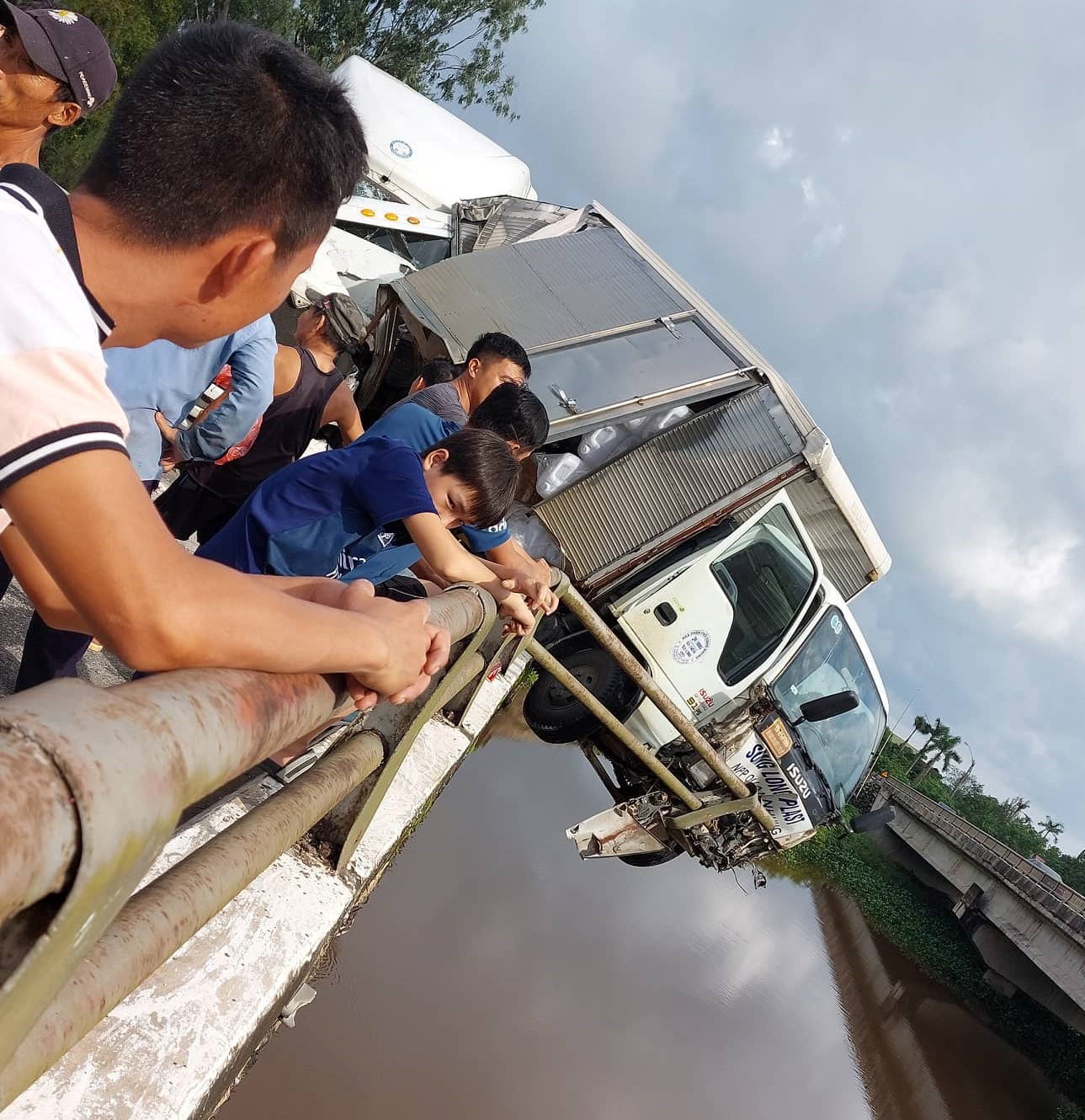 xe tai nam vat veo giua thanh cau sau tai nan khien nguoi di duong hoang hot 2