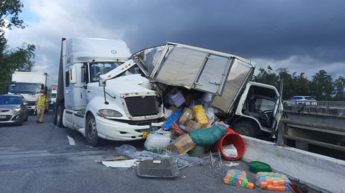 xe tai nam vat veo giua thanh cau sau tai nan khien nguoi di duong hoang hot 4