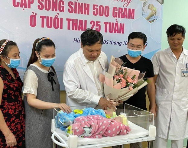 nuoi duong thanh cong cap song sinh nang 500g de o tuan thai thu 25 dspl 2