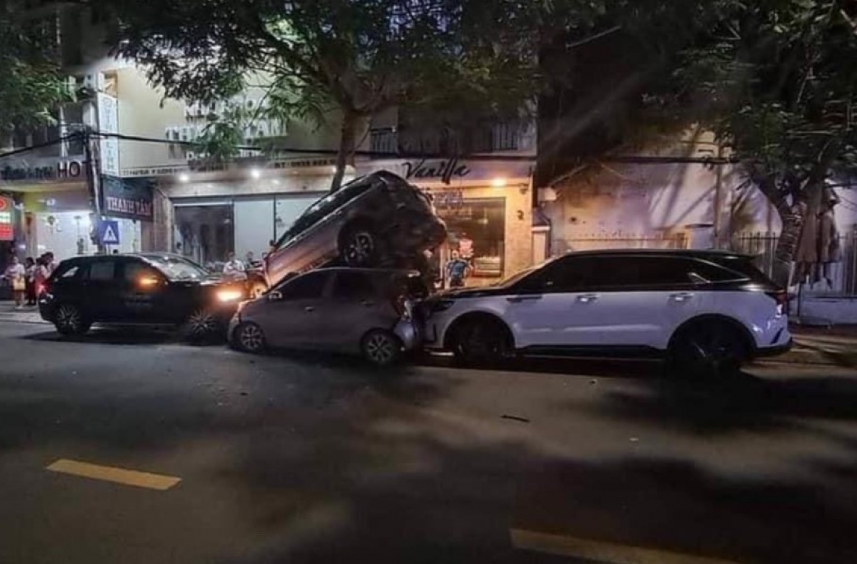 truy tim tai xe tong lien hoan lam hu hong 4 xe o to hai xe xep chong len nhau 3 truy tim tai xe tong lien hoan lam hu hong 4 xe o to hai xe xep chong len nhau 3