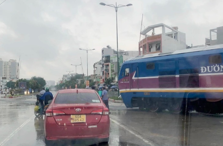 nhan vien ly giai viec khong dong gac chan khien tau dung khan cap