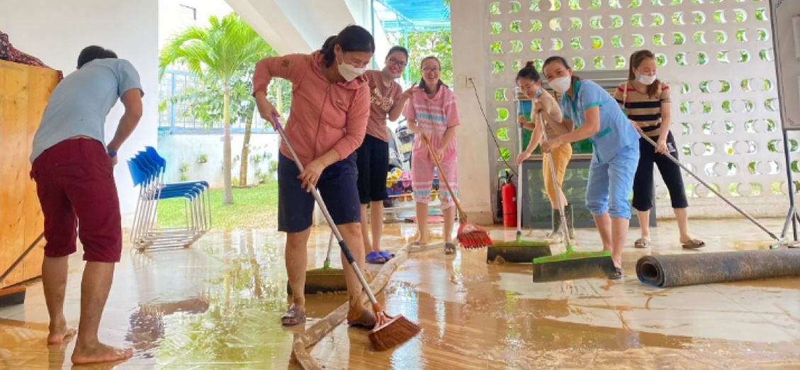 16 phu huynh giao vien tranh thu don ve sinh truong lop de hoc sinh som tro laipng