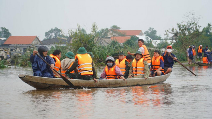 chu tich thua thien hue di thuyen ve vung ron lu tang qua nguoi dan