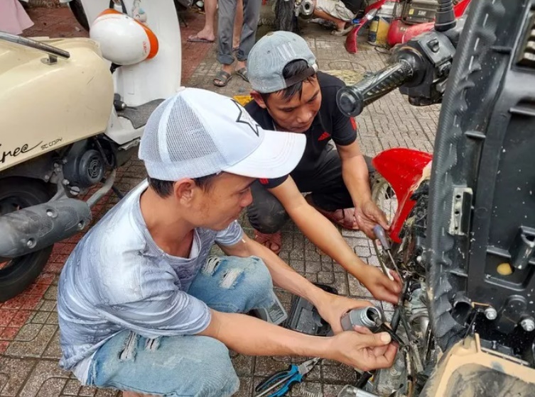 tin thoi su moi nong nhat 17 10 nhom tho tu quang nam ra da nang sua xe may mien phi cho dan vung ngap