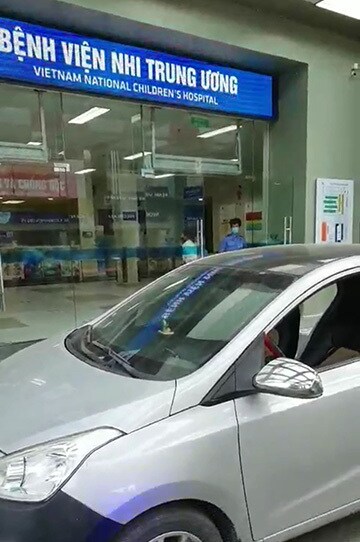 csgt mo duong dua be trai bi long ruot di cap cuu kip thoi