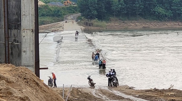 nuoc lu do ve ngap cau tran bac qua song hoc sinh van lieu minh den truong nuoc lu do ve ngap cau tran bac qua song hoc sinh van lieu minh den truong