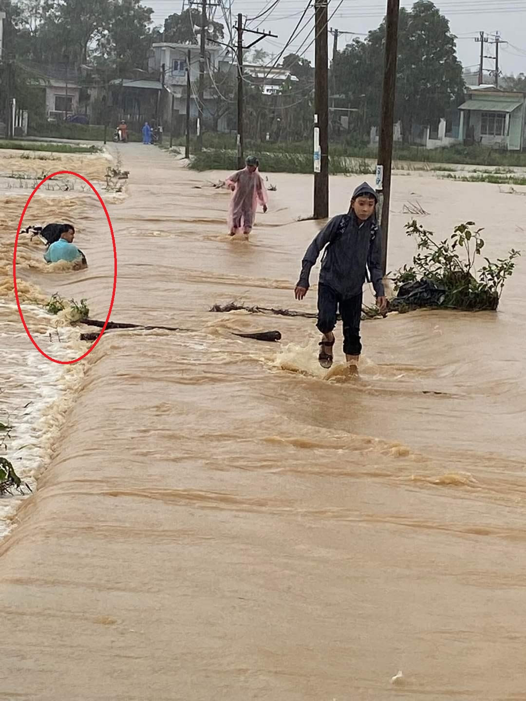 da nang nam sinh hoang loan trong dong nuoc lu cuon cuon duoc cuu song trong gang tac da nang nam sinh hoang loan trong dong nuoc lu cuon cuon duoc cuu song trong gang tac