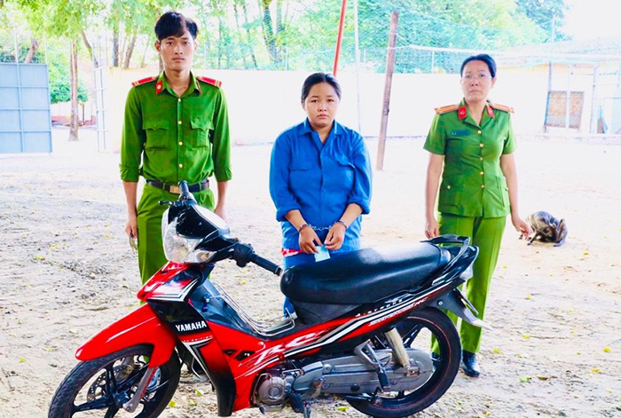 nu quai dung dao cuop xe may va day chuyen vang 18k nu quai dung dao cuop xe may va day chuyen vang 18k