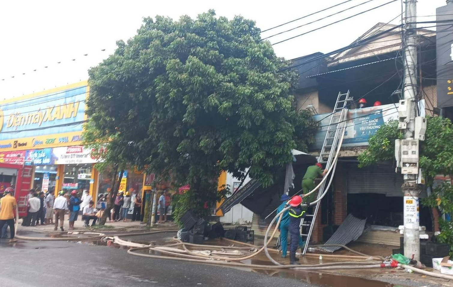cua hang tap hoa chay rui o quang binh thiet hai hang ty dong chu quan thoat nan 2