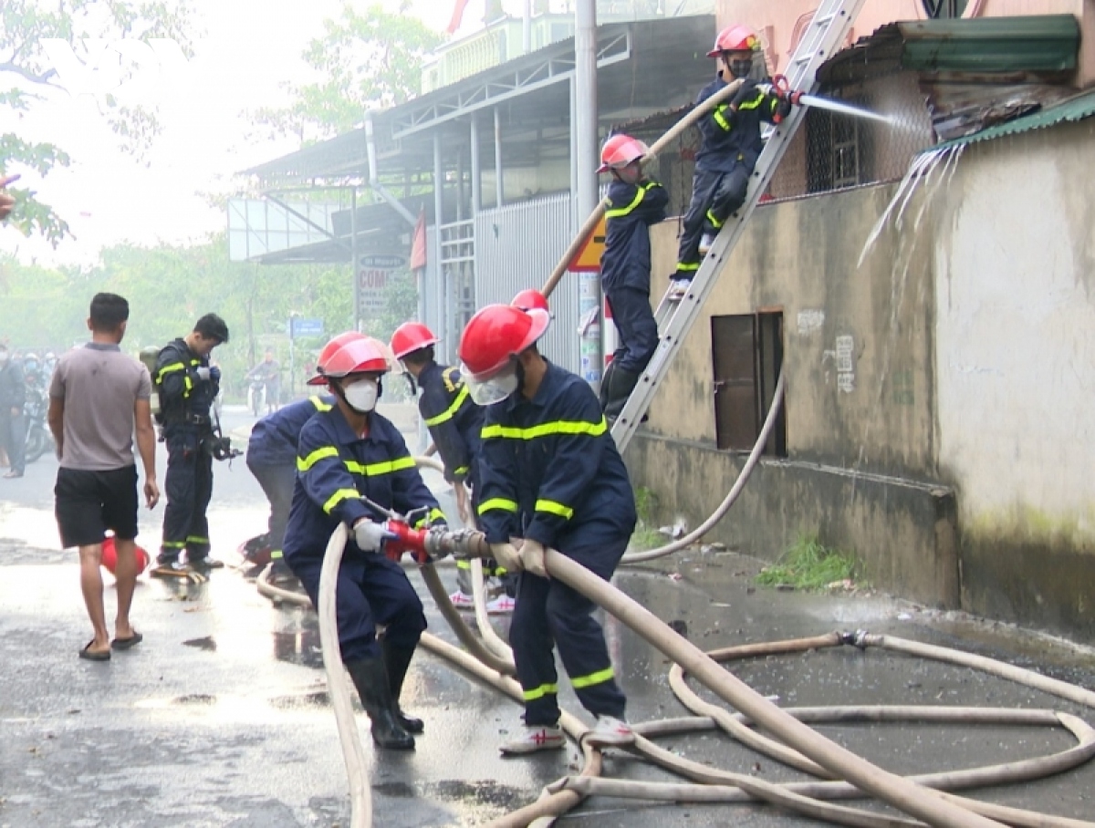 cua hang tap hoa chay rui o quang binh thiet hai hang ty dong chu quan thoat nan 3