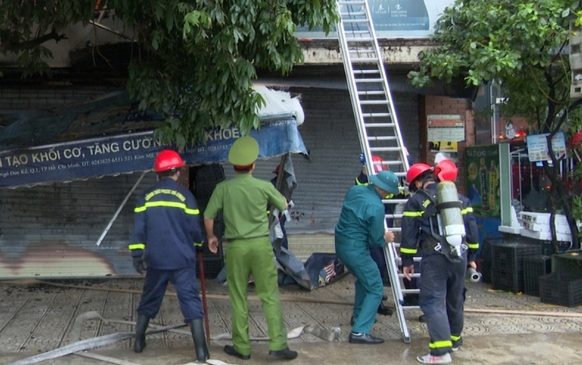 cua hang tap hoa chay rui o quang binh thiet hai hang ty dong chu quan thoat nan 4
