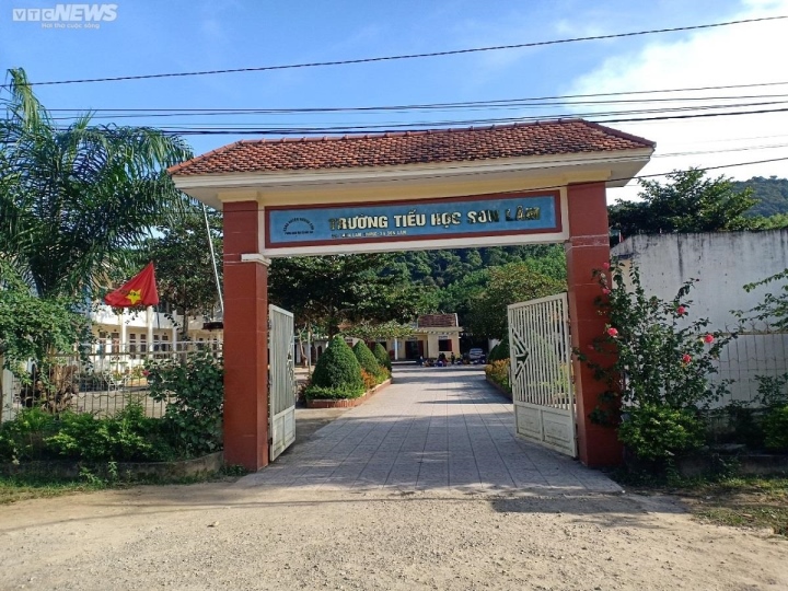 ha tinh phu huynh cam dao doa chem giao vien bat hieu truong quy xin loi ha tinh phu huynh cam dao doa chem giao vien bat hieu truong quy xin loi