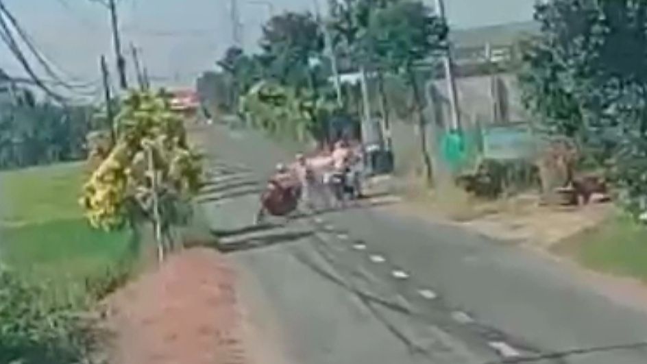 vu nam thanh nien bi danh dap xe may xuong ruong o long an dinh chi cong tac 2 csgt vu nam thanh nien bi danh dap xe may xuong ruong o long an dinh chi cong tac 2 csgt