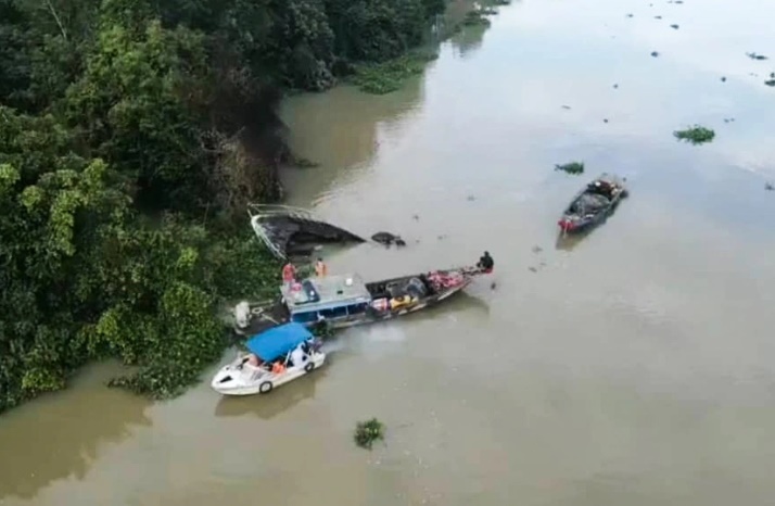 tho lan dang truc vot du thuyen boc chay tren song sai gon tho lan dang truc vot du thuyen boc chay tren song sai gon