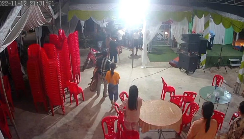 vu no 7 phat sung vao tiec cuoi de doi no chu re doi tuong ra dau thu giao nop sung2 vu no 7 phat sung vao tiec cuoi de doi no chu re doi tuong ra dau thu giao nop sung2