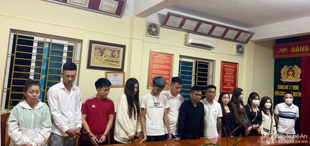 bat qua tang 14 nam thanh nu tu mo tiec ma tuy trong quan karaoke bat qua tang 14 nam thanh nu tu mo tiec ma tuy trong quan karaoke