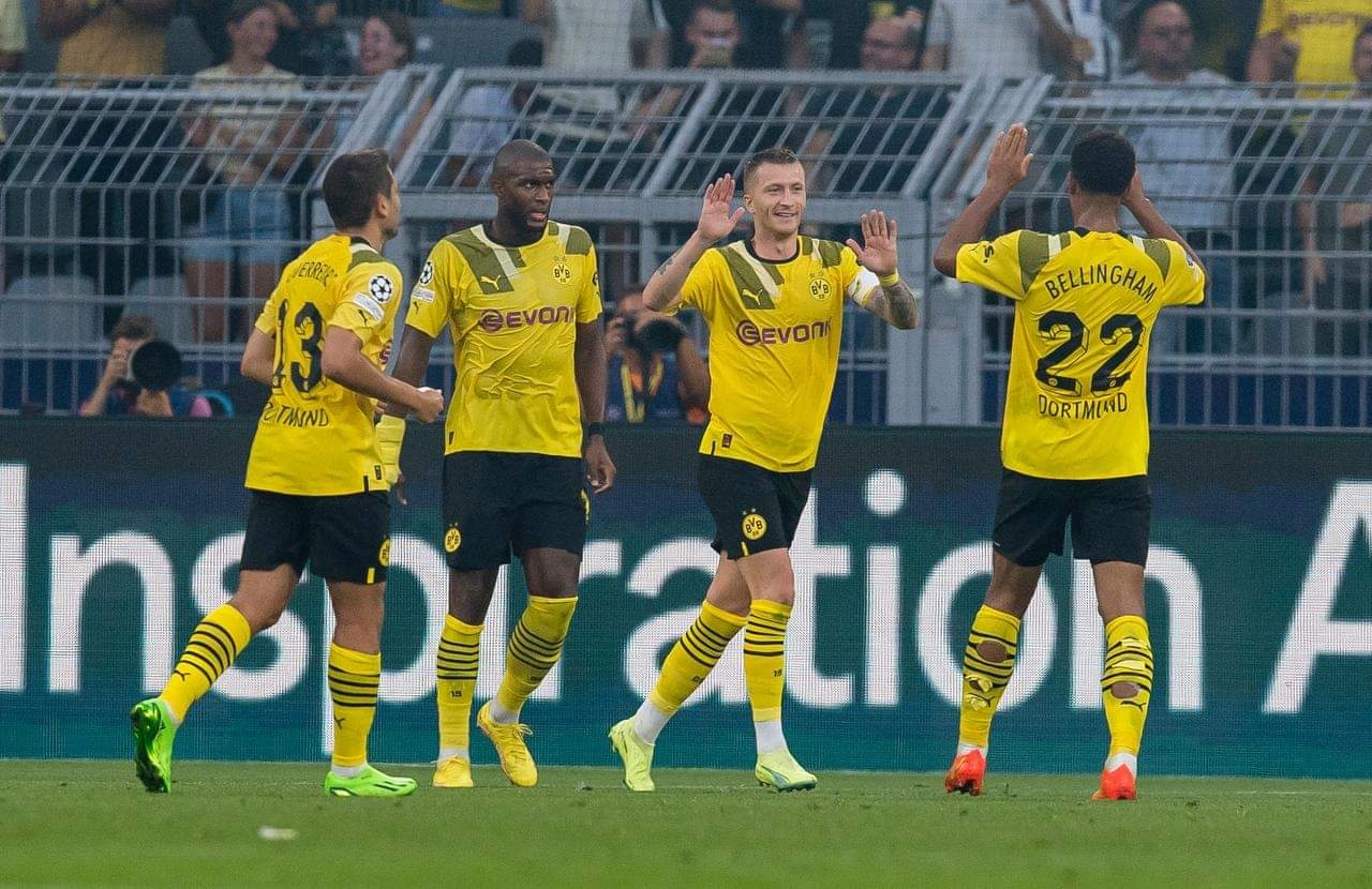 clb dortmund bay chuyen co toi viet nam moi cau thu co 4 nhan vien phuc vu