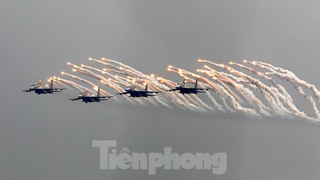 man nhan truoc man su 30mk2 tha phao sang tren bau troi ha noi1 man nhan truoc man su 30mk2 tha phao sang tren bau troi ha noi1
