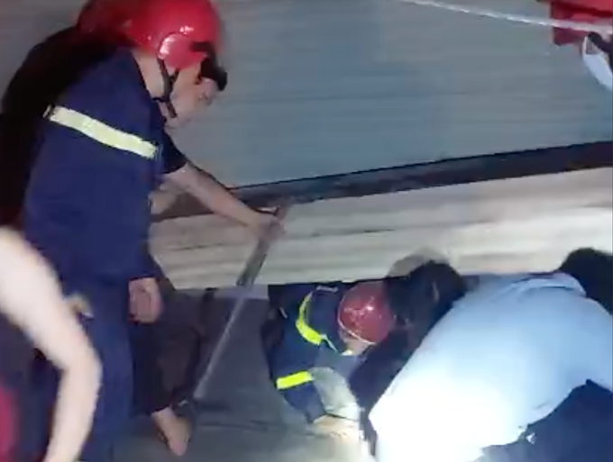 hien truong vu chay xuong san xuat pallet giai cuu 6 nguoi thoat nan dspl 4 hien truong vu chay xuong san xuat pallet giai cuu 6 nguoi thoat nan dspl 4