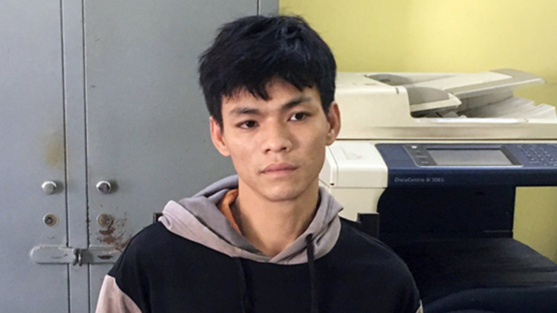 me dang di bo cung con gai bat ngo bi ten cuop ke dao vao co