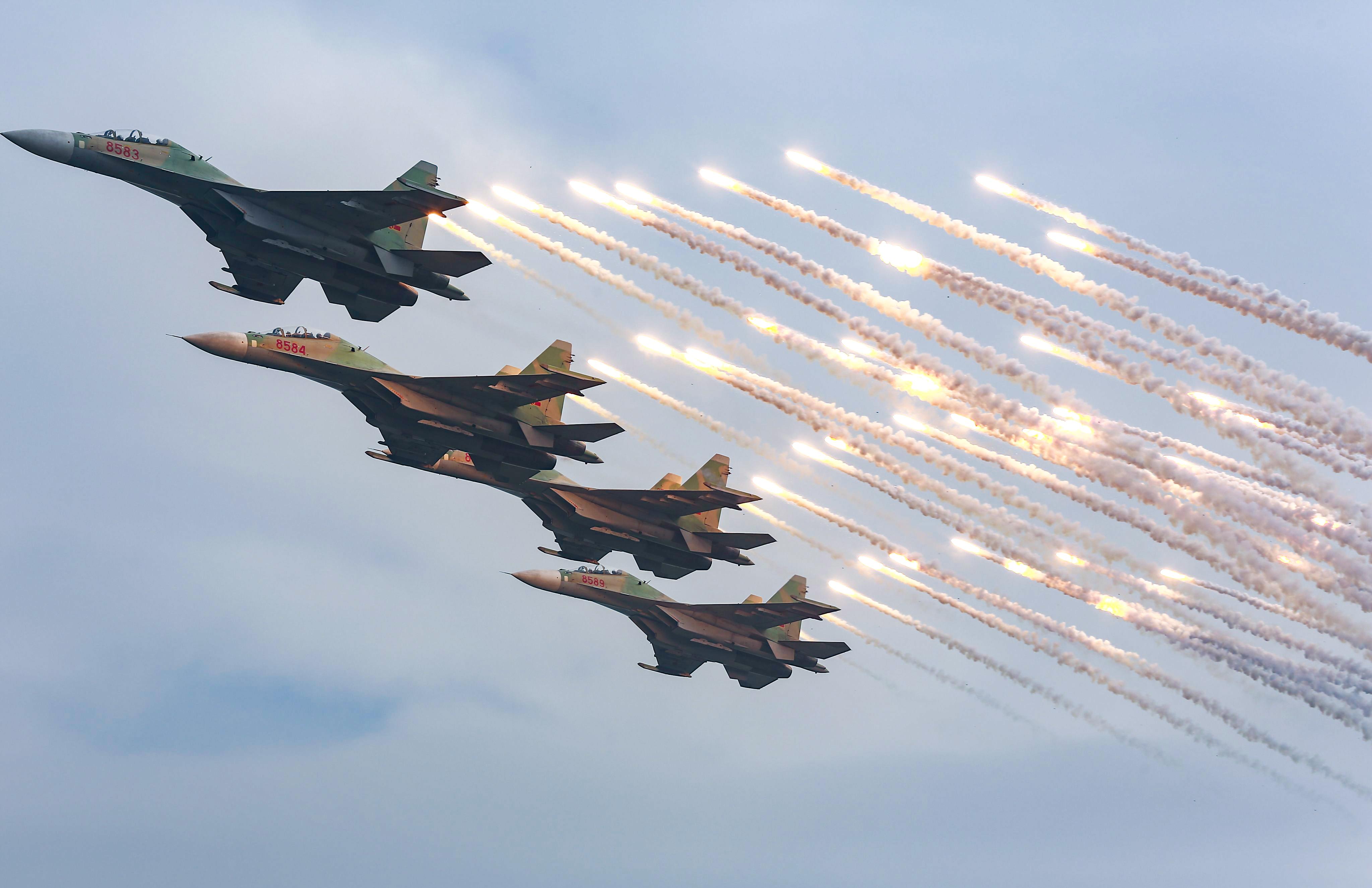 man nhan truoc man trinh dien cua truc thang va tiem kich su 30mk2 tren bau troi ha noi5