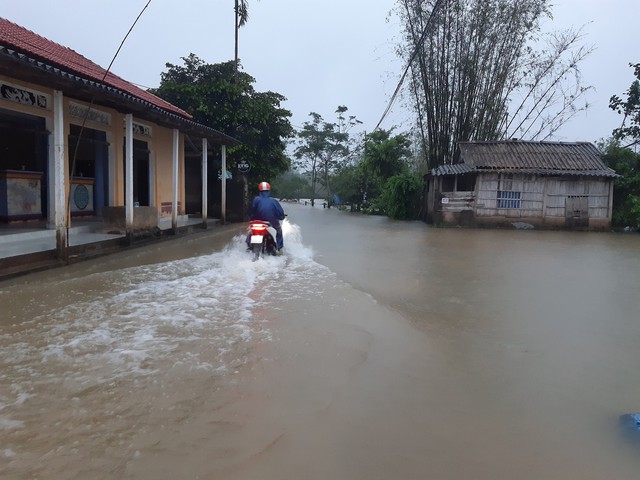 thua thien hue mua lon khien nhieu noi bi ngap lut sat lo dspl 1