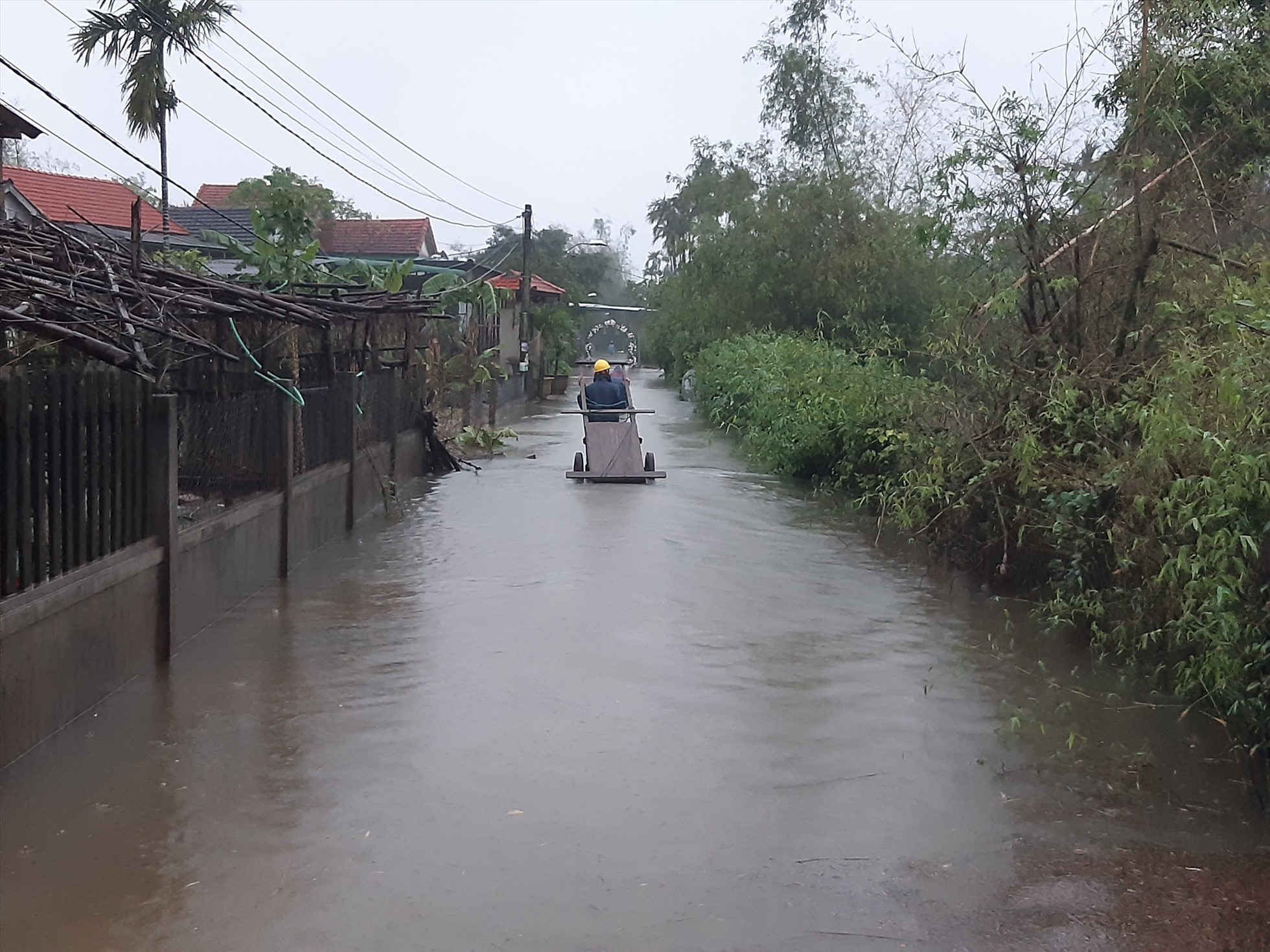 thua thien hue mua lon khien nhieu noi bi ngap lut sat lo dspl 5