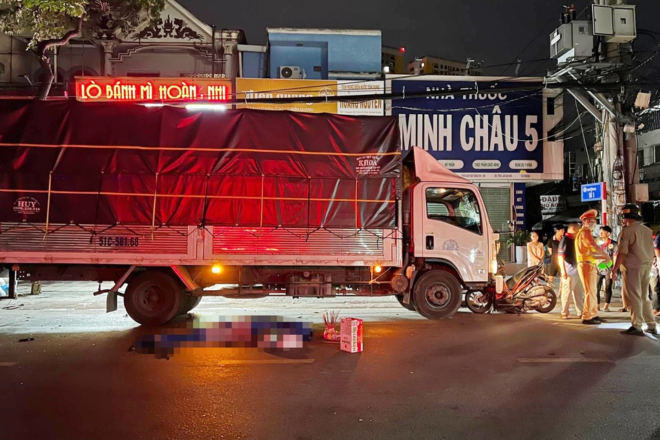 sau cu tong truc dien xe may dinh chat vao dau xe tai khien 2 nguoi thuong vong2 sau cu tong truc dien xe may dinh chat vao dau xe tai khien 2 nguoi thuong vong2