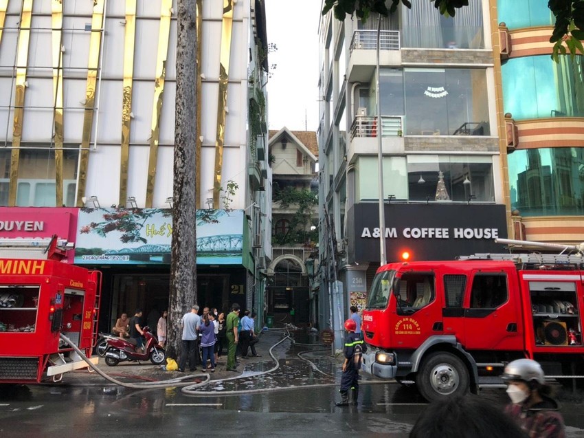 tphcm giai cuu cu ba 80 tuoi bi liet nua nguoi ra khoi ngoi nha chay tphcm giai cuu cu ba 80 tuoi bi liet nua nguoi ra khoi ngoi nha chay