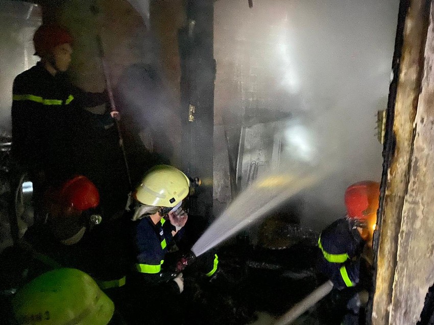 tphcm giai cuu cu ba 80 tuoi bi liet nua nguoi ra khoi ngoi nha chay2 tphcm giai cuu cu ba 80 tuoi bi liet nua nguoi ra khoi ngoi nha chay2