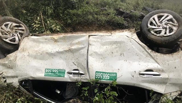 xe taxi roi xuong vuc sau 120m 3 nguoi bi thuong