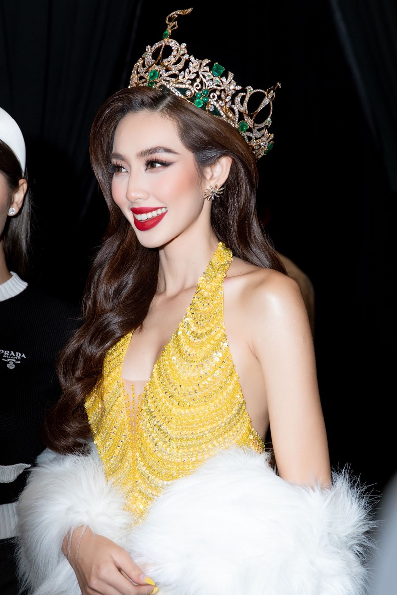 hoa hau thuy tien dau an tu style thoi trang ho bao suot nhiem ky doi vuong mien dspl 1 hoa hau thuy tien dau an tu style thoi trang ho bao suot nhiem ky doi vuong mien dspl 1