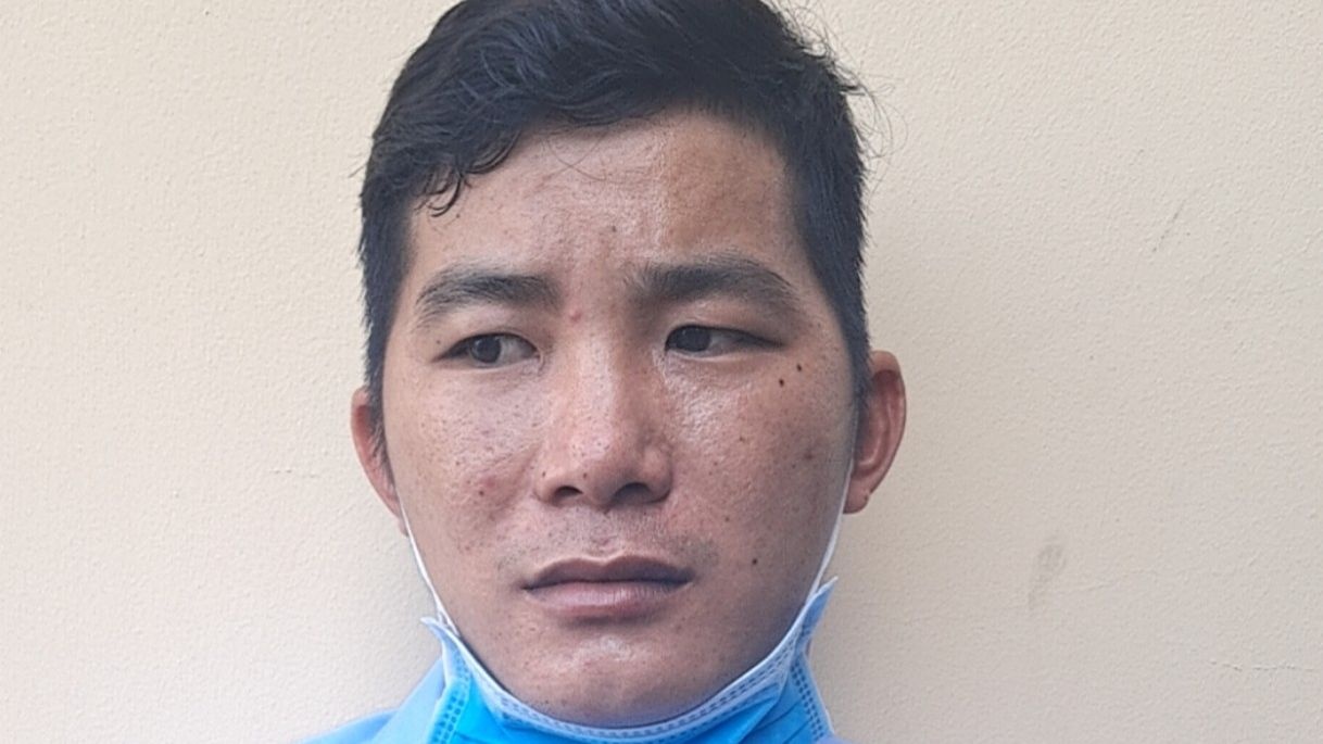 di xe may khong doi mu bao hiem hai thanh nien con duoi danh csgt2 di xe may khong doi mu bao hiem hai thanh nien con duoi danh csgt2